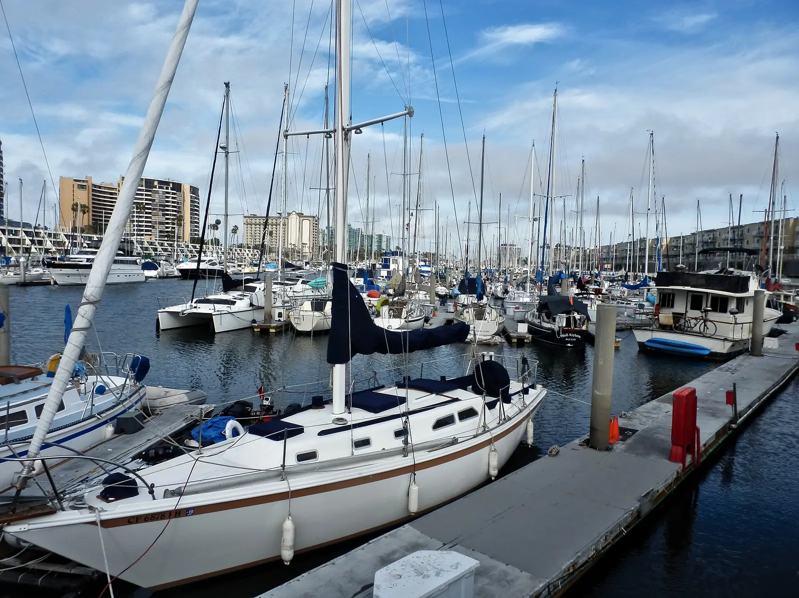Marina del Rey, California — A sloop in a boat slip at Marina del Rey, Los Angeles County, California